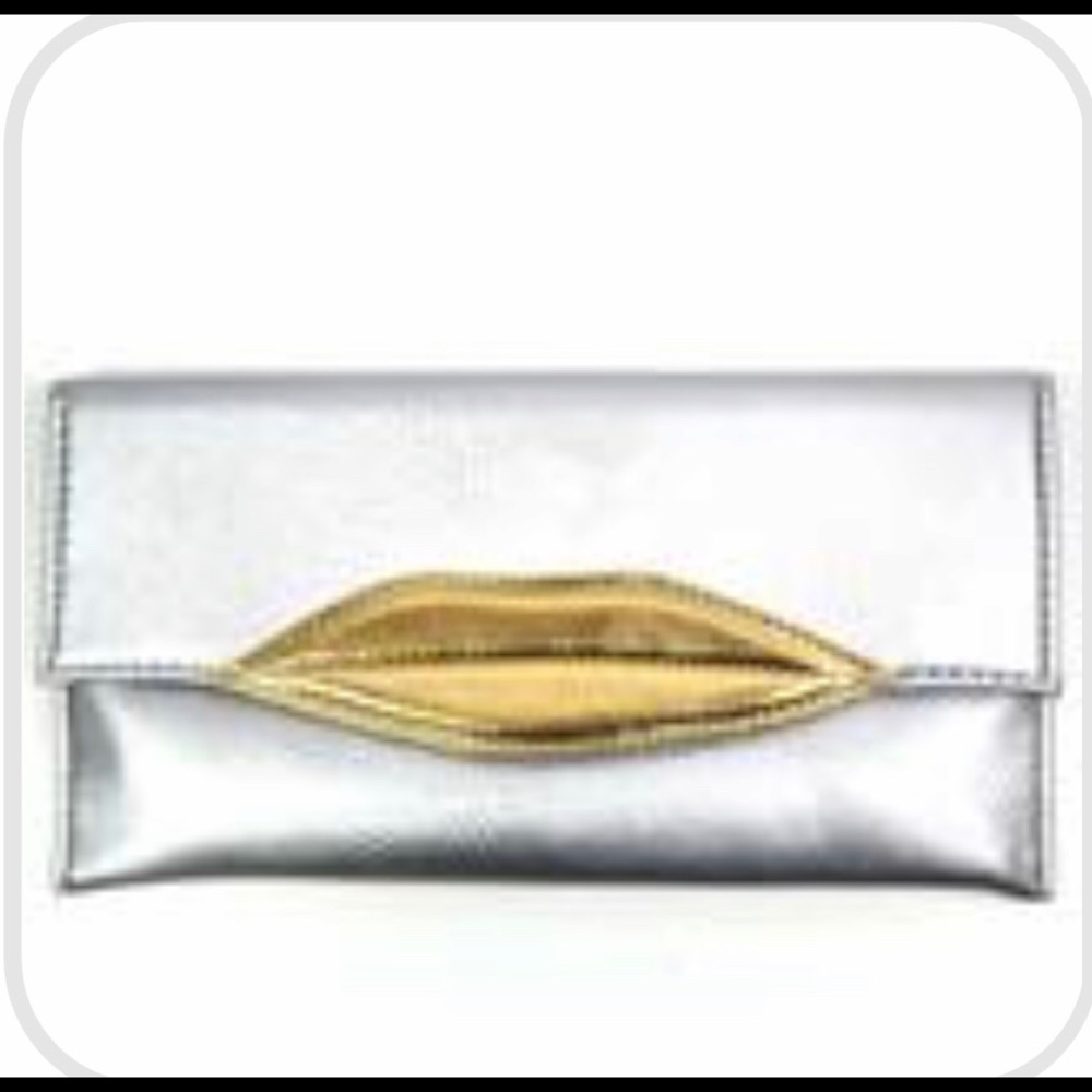 💥CLEARANCE💥Silver/Gold Lip Clutch with Strap